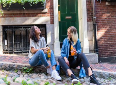 people-talking-jarritos-unsplash-how-to-communicate-in-Italy