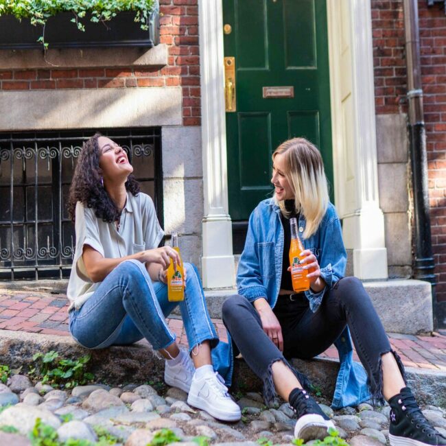 people-talking-jarritos-unsplash-how-to-communicate-in-Italy