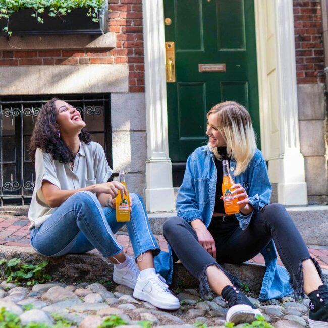 people-talking-jarritos-unsplash-how-to-communicate-in-Italy