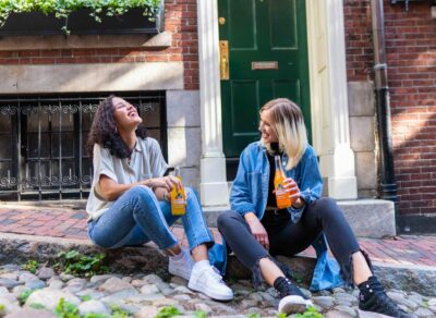 people-talking-jarritos-unsplash-how-to-communicate-in-Italy