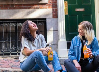 people-talking-jarritos-unsplash-how-to-communicate-in-Italy