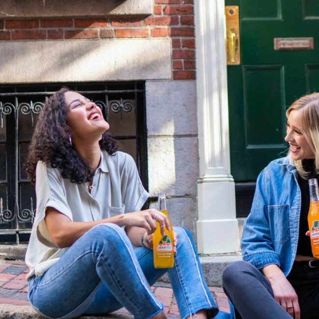 people-talking-jarritos-unsplash-how-to-communicate-in-Italy
