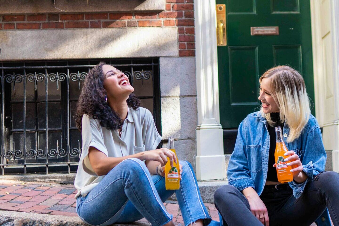 people-talking-jarritos-unsplash-how-to-communicate-in-Italy