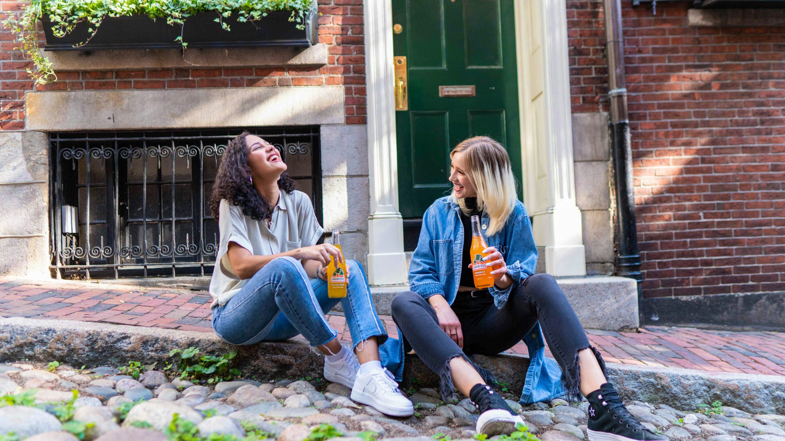 people-talking-jarritos-unsplash-how-to-communicate-in-Italy